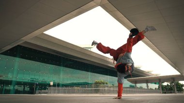 Yakışıklı hiphop binada müzik dinlerken çekici hipster enerjik bir dans sergiliyor. Profesyonel sokak dansçısı enerjik performansını çalışırken müziğe yöneldi. Açık hava sporu 2024. Yumuşak bir şekilde..