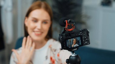 Kadın Etkilenen Vlog video görüntülerini canlı yayınlıyor Makyaj primi sosyal medya veya blog. Kozmetik stüdyosu ışıklandırmalı mutlu genç kız çevrimiçi pazarlama oturumu yayını için..