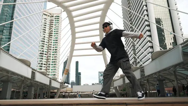 Jonge Aziatische Hipster Tonen Voetstap Het Centrum Van Stad Omgeven — Stockfoto