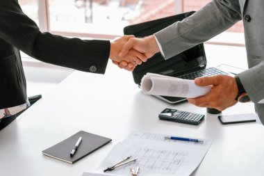 İş adamı yönetici el sıkışması. Modern işyerinde çalışan bir iş kadınıyla. Kurumsal şirketler konseptle uğraşır. uds