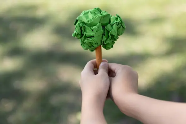 リサイクルされた紙の木を持ち 将来の世代のためのエコ ライフスタイルの削減 自然再生 そして長期的な環境持続可能性を促進する小さな少年 ガイヤー イングランド — ストック写真