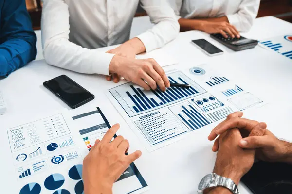 Fintech를 활용하여 회의실의 테이블에서 데이터를 분석하는 비즈니스 통찰력과 전략적 마케팅 — 스톡 사진