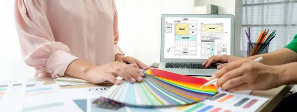 Przycięty Obraz Projektanta Wnętrz Wybiera Kolor Kolorowych Próbek Podczas Gdy — Zdjęcie stockowe