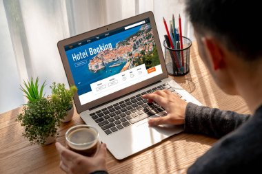 Çevrimiçi otel konaklama rezervasyon sitesi mod rezervasyon sistemi sağlar. Seyahat teknolojisi kavramı .