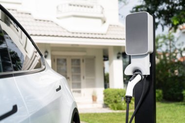 Elektrikli taşıt teknolojisi konut alanı ya da EV akü şarjı için ev şarj istasyonu olarak kullanılır. Gelecekteki çevre için temiz ve sürdürülebilir enerji ile çevre dostu ulaşım. Eşzamanlama