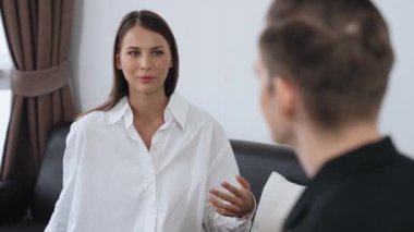 Psikolojik konsültasyon zihinsel problemde iyileşme kaydediyor, genç hasta terapi seansında, psikiyatrist de akıl hastalıkları konusunda tanı koyuyor. Zihinsel tedavi seansı. Düzenle