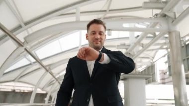 Köprüdeki iş yerine gitmek için tren istasyonuna yürürken nöbet tutan yetenekli bir iş adamı. Kafkas yöneticisi önemli bir randevu için zamanı kontrol ediyor ve modern şehir boyunca yürüyor. Urbane.