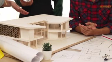 Mimari ekipman incelemesi kullanarak yavaş çekim ev tasarımcısı ve müşteri veya müşteriyle birlikte mimari ev modeli tasarım örneklerini ölçer. Filizlenen