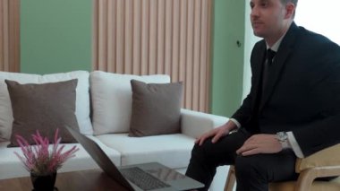 Süslü ofiste stratejik iş pazarlama planlamasından önce çeşitli ofis çalışanlarını selamlamak ve tanıtmak. İş ortaklığı ya da finansal danışman kendilerini tanıtıyor.