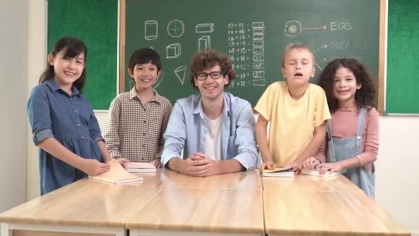 Profesjonalny Nauczyciel Kaukaski Urozmaicony Uczeń Patrzący Kamerę Podczas Gdy Szczęśliwy — Wideo stockowe