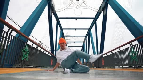Профессиональный Танцор Брейк Данса Танцует Мосту Азиатские Хипстеры Надевают Наушники — стоковое видео