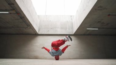 Mutlu dansçı adam break dansın ya da bina içinde serbest stil dansın keyfini çıkar. Profesyonel dansçı çocuk enerjik bir hareket sergiler ya da modern yaşam tarzını dondurur. Açık hava sporu 2024. Yumuşak bir şekilde..