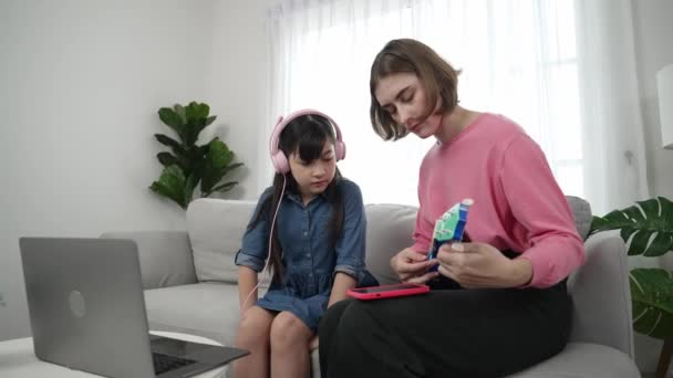 Азіатська Мила Дівчина Слухає Музику Ноутбука Використовуючи Навушники Мила Мама — стокове відео