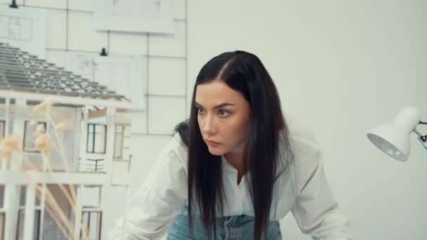 코카서스 건축가 테이블에 청사진을 모델과 청사진 줄무늬와 사무실에서 무조건적인 — 비디오