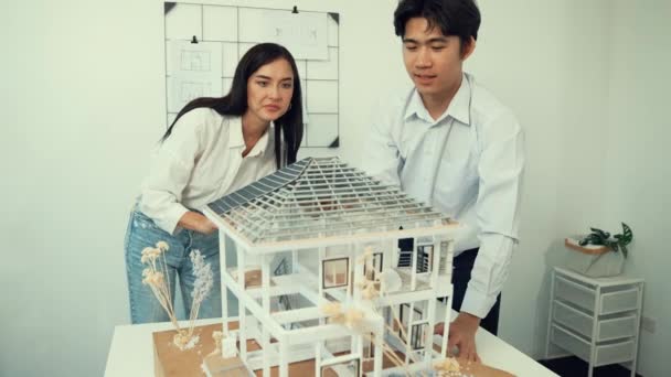 Professionelle Kooperative Kaukasische Architekten Ingenieur Team Inspizieren Haus Modell Sorgfältig — Stockvideo
