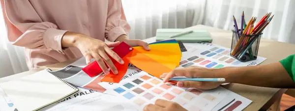 专业室内设计人员的裁剪图像从带有房屋模型和建筑设备的色彩调色板中选择合适的颜色 穿上衣服专心在手上 — 图库照片