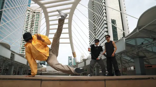 Grupo Bailarina Callejera Profesional Animarse Mientras Hipster Asiático Realizar Paso — Foto de Stock