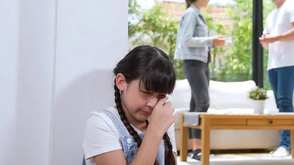 Jovem Estressada Infeliz Aconchega Canto Cobre Ouvidos Bloqueando Som Seus — Fotografia de Stock