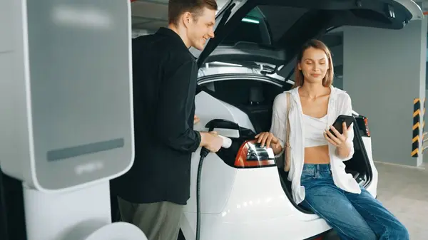 電気自動車ドライバーは バッテリー充電ステータス 充電制限を車のアプリ画面でチェックします スマートな技術装置は車の電池の旅館の電気貯蔵のデータを再充電するEv車を示します — ストック写真