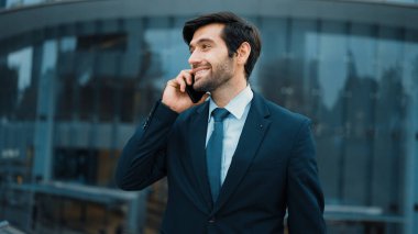 Kafkasyalı yetenekli bir proje yöneticisi. Bulanık geçmişiyle şehirde yürürken telefonla konuşuyor. Akıllı telefon kullanan yetenekli bir işadamı bulanık geçmişi olan bir proje yöneticisiyle konuşuyor. Sevinçli..