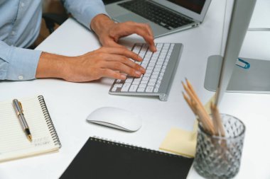 Bilgisayarda bilgisayar ve bilgisayar üzerinde çalışan ve uygulama projesinde kodlama programı olan bilgisayar geliştiricisinin kırpılmış görüntüsü. Teknik mühendis önemli not listeleri yazıyor. Bireysel.