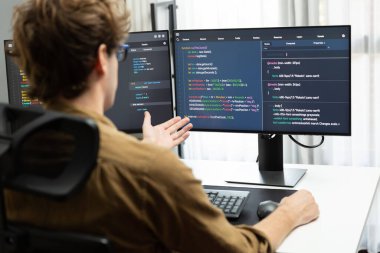 Bilgisayar ekranında çevrimiçi yazılım geliştirme kodlaması oluşturma konusunda stresli bir şekilde çalışan IT geliştiricisi, modern ofisteki web sitesi projesinde en son sürüm uygulaması için düşünme programı. Toplayıcı.