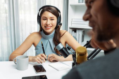 Özel konuğu olan sunucu kanalı, modern işyerindeki radyo sohbet programında etrafını saran dinleyicilerle birlikte canlı yayında sorun için tavsiyelerde bulunuyor. Varsayım.