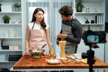 Birkaç aşçı spagetti, et, biber, domates, sarımsak ve baharat sosunu sunan yemek şovu malzemelerini canlı yayında canlı yayında kameraya kaydediyor. Varsayım.