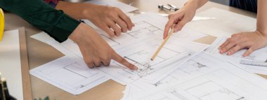 Deneyimli mimarlar ve mühendisler ev tasarımı ve inşaatında işbirliği yaparlar. Yetenekli iç dizayn ekibi ev yapısı hakkında tartışırken proje yöneticisi projeye işaret ediyor. Filizlenen.