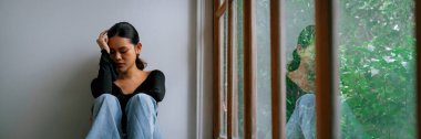 Depresyondaki zihinsel sağlık sorunu olan genç Asyalı kadın aşırı düşünme yorgunluğu, yıkıcı düşünce, asosyal, kaygı ve diğer akıl sağlığı bozukluklarından en yüksek tedaviye ihtiyaç duyuyor. .