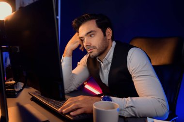 Pazar verilerini ya da e-postalarını analiz etmek için beklerken sıkılan işadamı, gecenin geç saatlerinde satış kanalı online ürün servisinde oluşturulan müşteriye e-posta gönderiyor. Tahmin et..