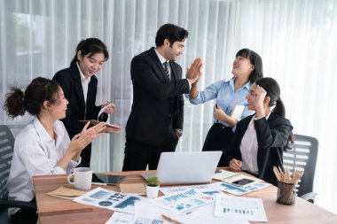 Bir grup mutlu iş adamı beşlik bir jest ve başarılı bir takım çalışması yapıyor. Çeşitli yarış bürosu çalışanları şirket ofisinde pazarlama planlamasında ilerleme kaydettikten sonra kutlama yapıyorlar. Habiliment