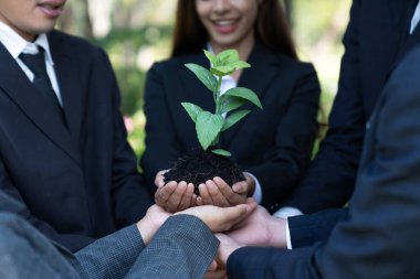 İş adamları fabrikayı birlik ve ekip çalışması konseptiyle birarada tutarak şirketlerin sosyal sorumluluğunu üstlenir, CO2 emisyonunu azaltır, sürdürülebilir gelecek için ESG ilkesini benimser. Döngü