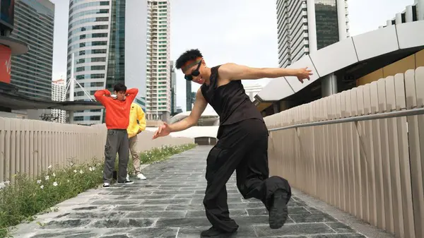Break Dansçının Panorama Çekimi Boy Performansı Şehir Görüşünde Enerjik Adımlar — Stok fotoğraf