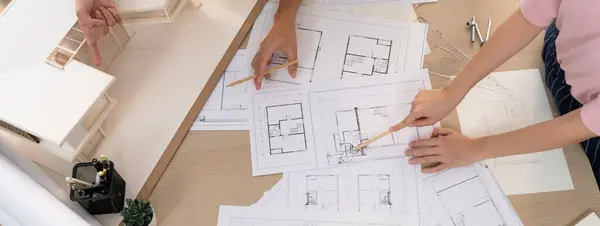 Equipo Ingenieros Arquitectos Calificados Reunión Diseñadores Interiores Presentan Construcción Casas —  Fotos de Stock