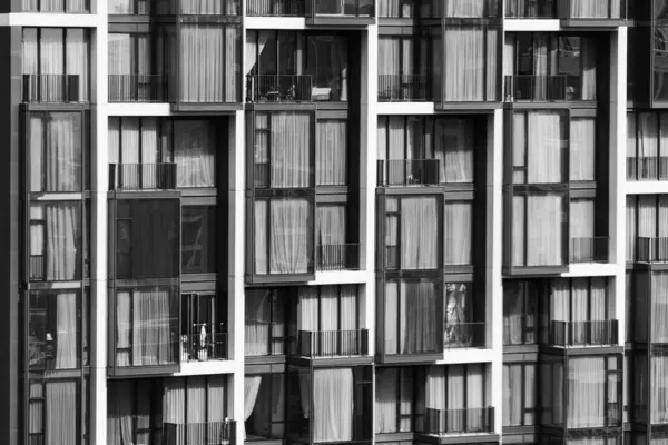 窗户式住宅公寓 现代城市的摩天大楼在日光下矗立 带有单色滤光片的现代天窗 房地产 穿上衣服侧视图 装饰过的 — 图库照片