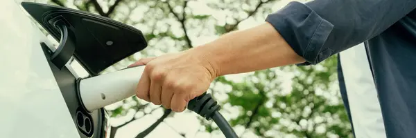 Uomo Ricarica Batteria Auto Elettriche Durante Viaggio Strada Viaggio Auto — Foto Stock