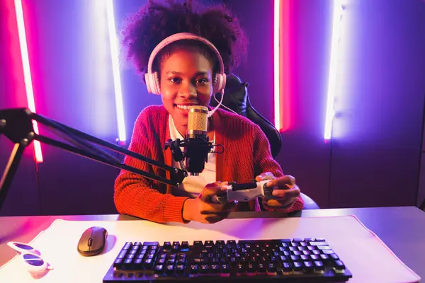 Host Kanał Streamer Gier Afrykańska Dziewczyna Gra Online Joystick Rozmowy — Zdjęcie stockowe