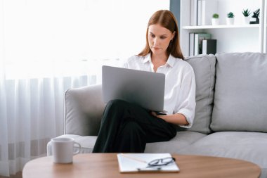 Klinikteki psikolog kadın. Profesyonel portresi. Dostane gülümsemesiyle hastayı psikoloğa davet ediyor. Tecrübeli ve kendine güvenen psikolog son derece uzmandır.