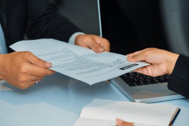 Çalışan adayın yakın görüntüsü CV 'yi röportaj yapan insan kaynakları müdürüne teslim eder. İş başvurusu, işe alım ve işçi alma konsepti. uds