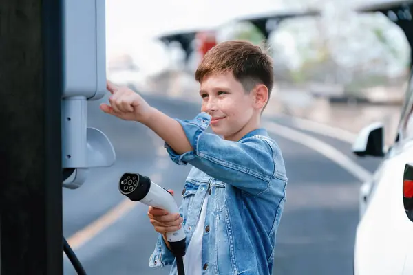 Liten Pojke Ladda Miljövänlig Elbil Från Laddstation Bil Resa Resa — Stockfoto
