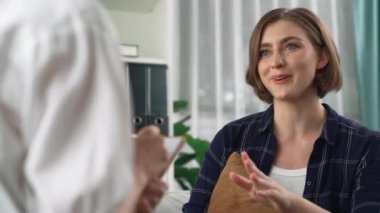 Mutlu hasta ve psikolog klinikte olumlu duygularla zihinsel sağlık sohbetlerini paylaşırken aynı zamanda klinikteki psikologlara başarılı bir iş ve hayatı açıklıyorlar.