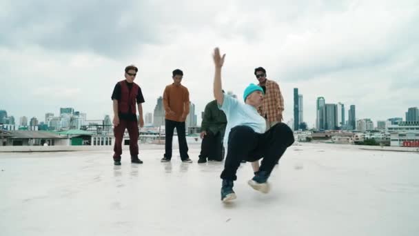 Profesyonel Break Dans Takımı Çatıda Çok Kültürlü Arkadaşlar Varken Break — Stok video