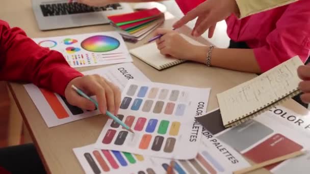 Primer Plano Manual Dos Diseñadores Que Redactan Nuevo Diseño Cuaderno — Vídeos de Stock