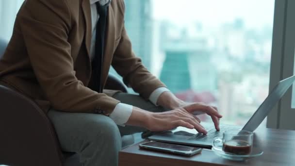 Üzletember Bútorok Dolgozik Laptop Díszített Vállalati Váróteremben Találkozó Előkészítése Irodai — Stock videók