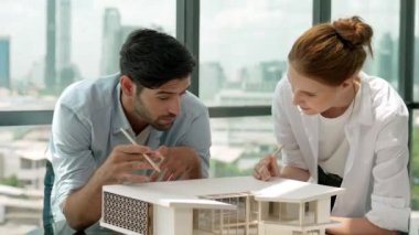 Yetenekli mimar mühendis takımı ev modeli inşaatı hakkında konuşuyor. Başarılı iç tasarım beyin fırtınası, paylaşım, mimari tasarım. Yaratıcı tasarım. İzleme