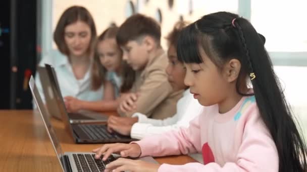 노트북 프로그래밍 시스템을 일하거나 노트북을 재생하는 다민족 어린이 노트북을 사용하여 — 비디오
