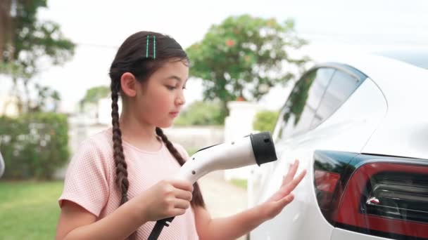 Menina Pequena Feliz Aprende Sobre Sustentabilidade Eco Amigável Energia Enquanto — Vídeo de Stock