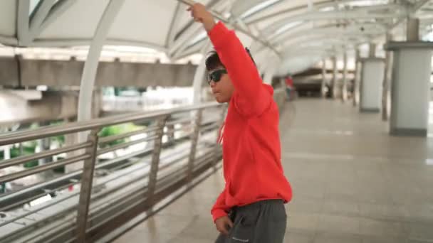Mądra Azjatycka Tancerka Słucha Hip Hopu Podczas Spaceru Korytarzem Atrakcyjny — Wideo stockowe