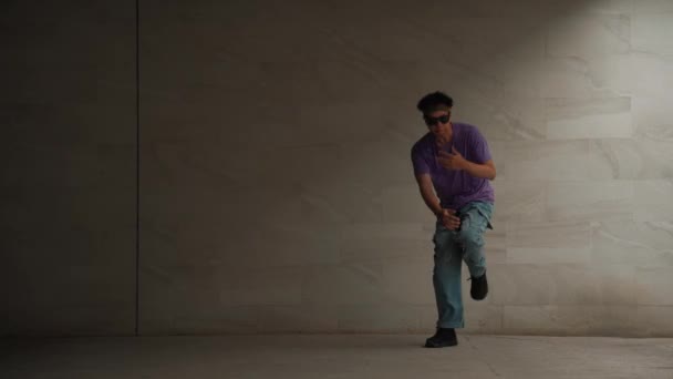 Skicklig Smart Street Dansare Öva Boy Rörelse Att Bygga Med — Stockvideo